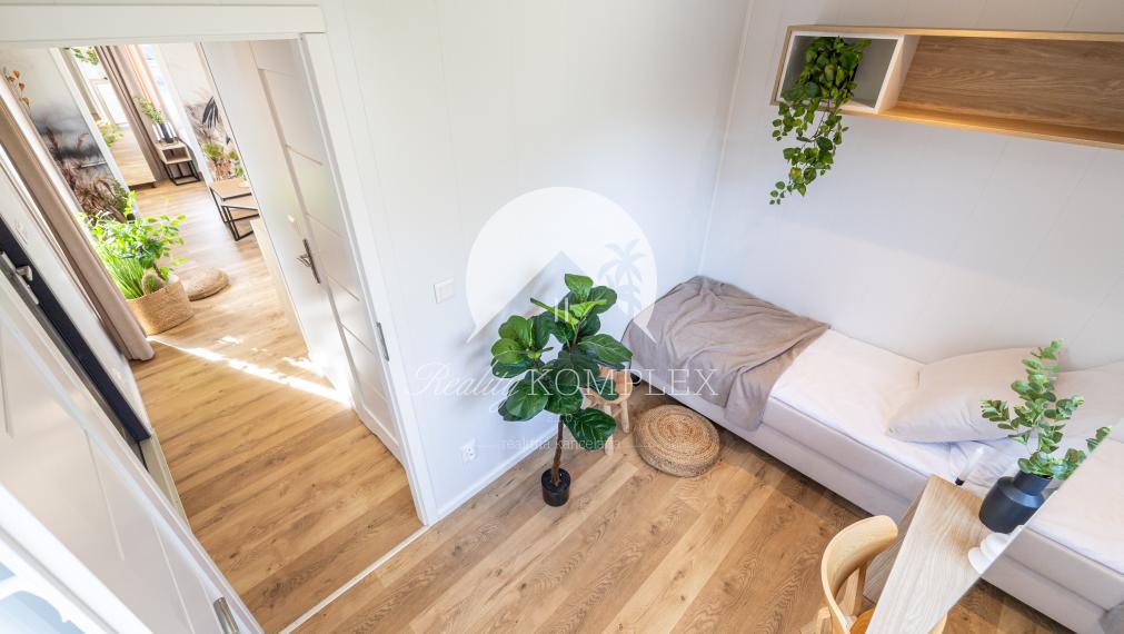 Exkluzívne iba u nás Vám Reality KOMPLEX s.r.o., ponúka na PREDAJ nový CELOROČNE OBÝVATEĽNÝ MOBILNÝ DOM BALI s rozmerom 10x3,5m!!!