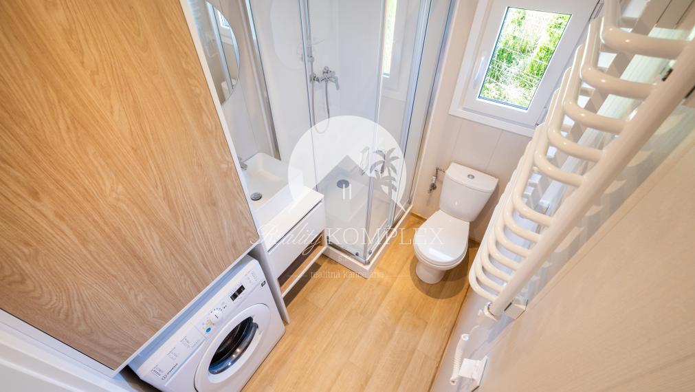 Exkluzívne iba u nás Vám Reality KOMPLEX s.r.o., ponúka na PREDAJ nový CELOROČNE OBÝVATEĽNÝ MOBILNÝ DOM BALI s rozmerom 10x3,5m!!!