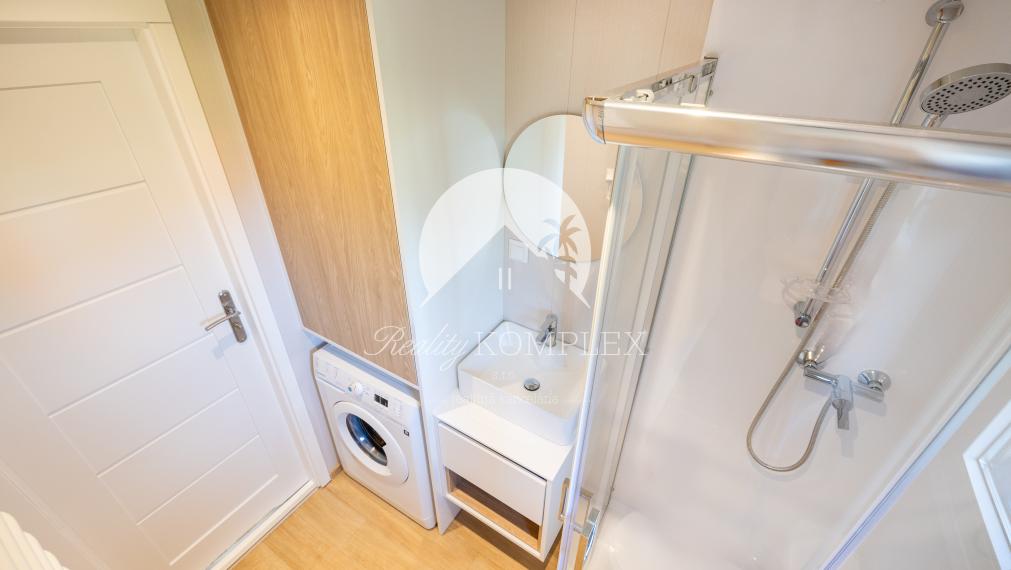 Exkluzívne iba u nás Vám Reality KOMPLEX s.r.o., ponúka na PREDAJ nový CELOROČNE OBÝVATEĽNÝ MOBILNÝ DOM BALI s rozmerom 10x3,5m!!!