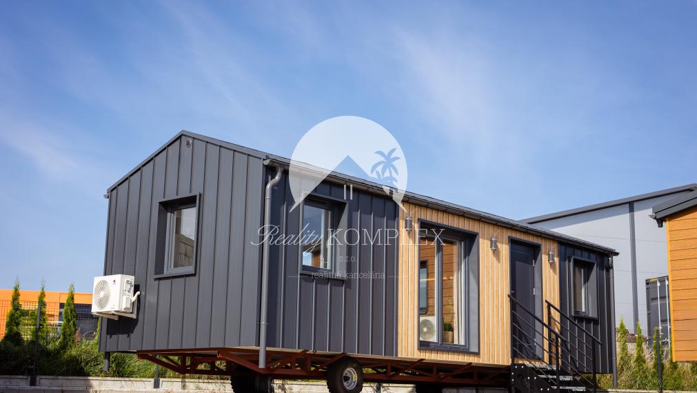 Exkluzívne iba u nás Vám Reality KOMPLEX s.r.o., ponúka na PREDAJ nový CELOROČNE OBÝVATEĽNÝ MOBILNÝ DOM BALI s rozmerom 10x3,5m!!!