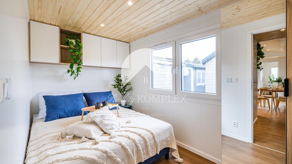 Exkluzívne iba u nás Vám Reality KOMPLEX s.r.o., ponúka na PREDAJ nový CELOROČNE OBÝVATEĽNÝ MOBILNÝ DOM VERONA s rozmerom 12x4m!!!