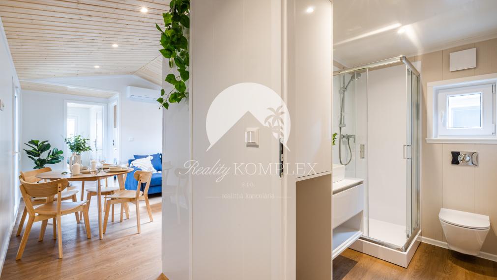 Exkluzívne iba u nás Vám Reality KOMPLEX s.r.o., ponúka na PREDAJ nový CELOROČNE OBÝVATEĽNÝ MOBILNÝ DOM VERONA s rozmerom 12x4m!!!