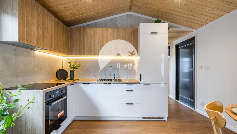 Exkluzívne iba u nás Vám Reality KOMPLEX s.r.o., ponúka na PREDAJ nový CELOROČNE OBÝVATEĽNÝ MOBILNÝ DOM VERONA s rozmerom 12x4m!!!