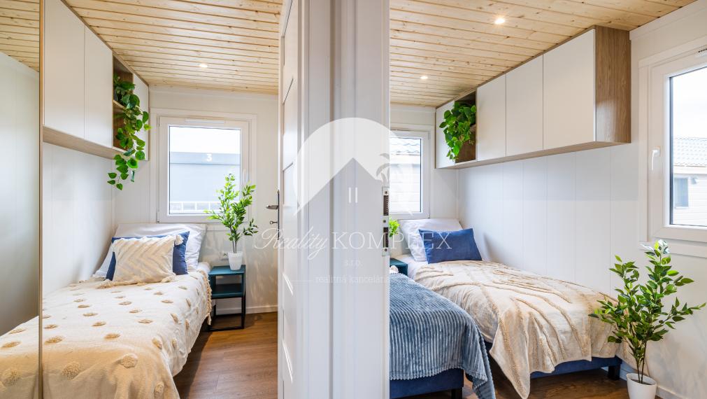 Exkluzívne iba u nás Vám Reality KOMPLEX s.r.o., ponúka na PREDAJ nový CELOROČNE OBÝVATEĽNÝ MOBILNÝ DOM VERONA s rozmerom 12x4m!!!