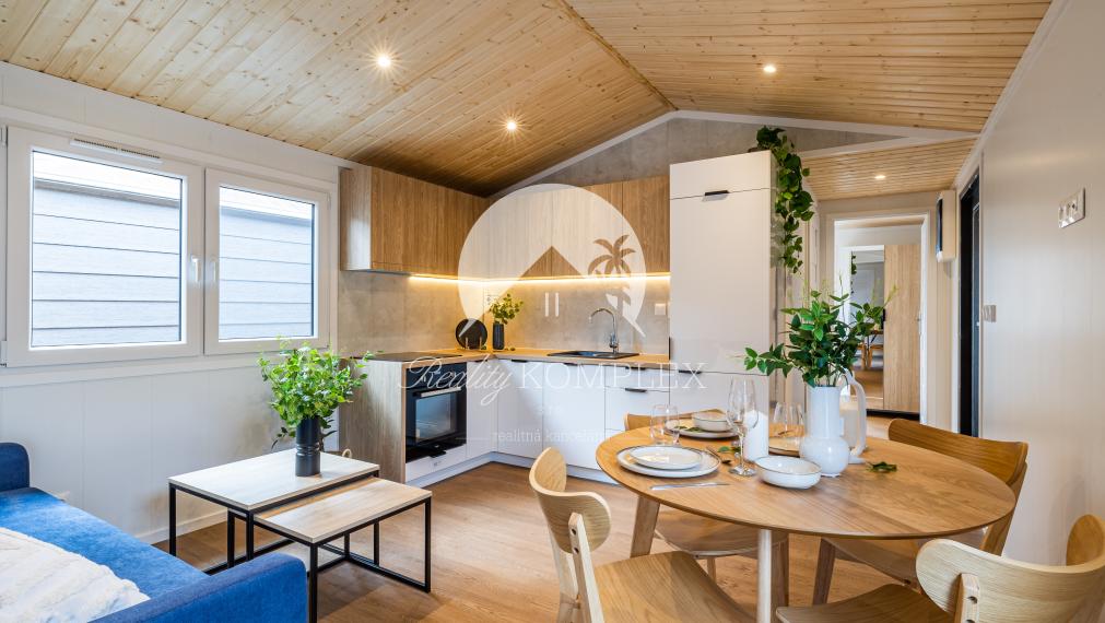 Exkluzívne iba u nás Vám Reality KOMPLEX s.r.o., ponúka na PREDAJ nový CELOROČNE OBÝVATEĽNÝ MOBILNÝ DOM VERONA s rozmerom 12x4m!!!