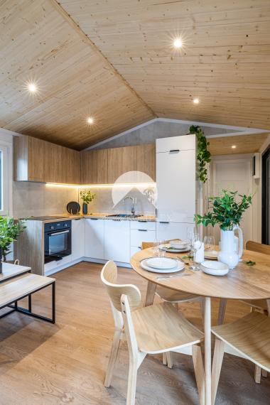 Exkluzívne iba u nás Vám Reality KOMPLEX s.r.o., ponúka na PREDAJ nový CELOROČNE OBÝVATEĽNÝ MOBILNÝ DOM VERONA s rozmerom 12x4m!!!