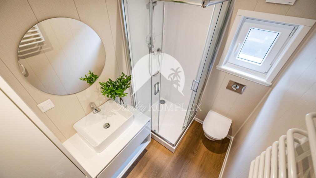 Exkluzívne iba u nás Vám Reality KOMPLEX s.r.o., ponúka na PREDAJ nový CELOROČNE OBÝVATEĽNÝ MOBILNÝ DOM VERONA s rozmerom 12x4m!!!