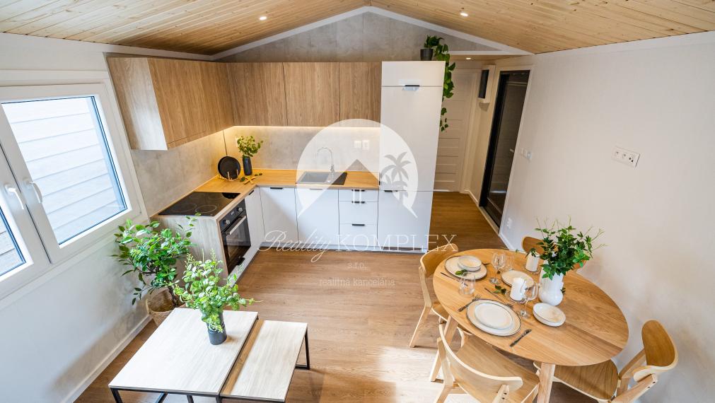 Exkluzívne iba u nás Vám Reality KOMPLEX s.r.o., ponúka na PREDAJ nový CELOROČNE OBÝVATEĽNÝ MOBILNÝ DOM VERONA s rozmerom 12x4m!!!