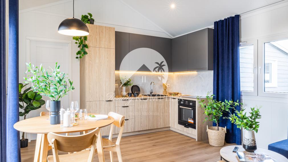 Exkluzívne iba u nás Vám Reality KOMPLEX s.r.o., ponúka na PREDAJ nový CELOROČNE OBÝVATEĽNÝ MOBILNÝ DOM MALTA s rozmerom 13,2x4,3m!!!