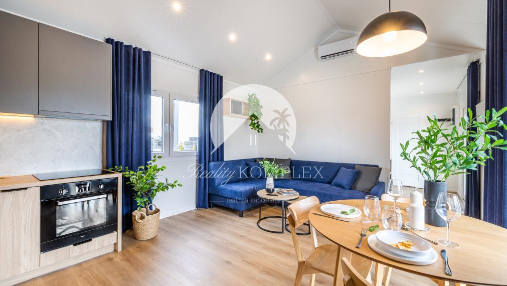 Exkluzívne iba u nás Vám Reality KOMPLEX s.r.o., ponúka na PREDAJ nový CELOROČNE OBÝVATEĽNÝ MOBILNÝ DOM MALTA s rozmerom 13,2x4,3m!!!