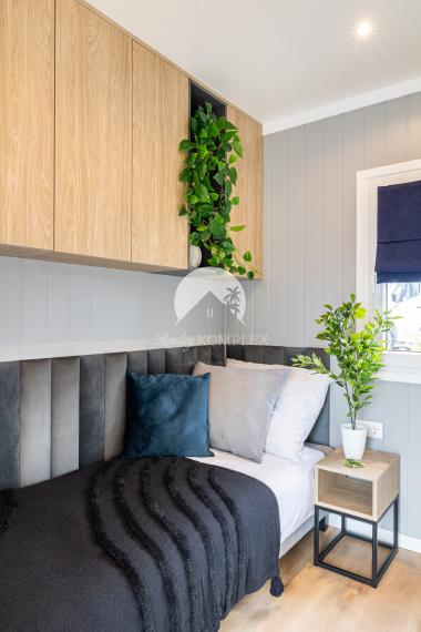 Exkluzívne iba u nás Vám Reality KOMPLEX s.r.o., ponúka na PREDAJ nový CELOROČNE OBÝVATEĽNÝ MOBILNÝ DOM MALTA s rozmerom 13,2x4,3m!!!