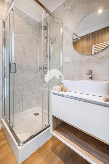 Exkluzívne iba u nás Vám Reality KOMPLEX s.r.o., ponúka na PREDAJ nový CELOROČNE OBÝVATEĽNÝ MOBILNÝ DOM MALTA s rozmerom 13,2x4,3m!!!