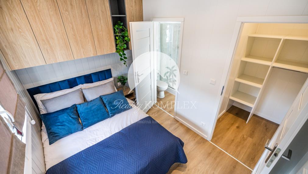 Exkluzívne iba u nás Vám Reality KOMPLEX s.r.o., ponúka na PREDAJ nový CELOROČNE OBÝVATEĽNÝ MOBILNÝ DOM MALTA s rozmerom 13,2x4,3m!!!