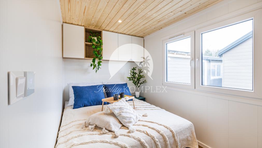 Exkluzívne iba u nás Vám Reality KOMPLEX s.r.o., ponúka na PREDAJ nový CELOROČNE OBÝVATEĽNÝ MOBILNÝ DOM MALTA s rozmerom 13,2x4,3m!!!