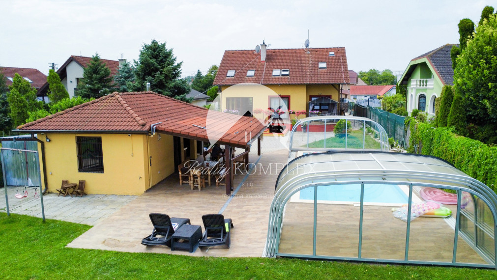 Reality KOMPLEX s.r.o.,Vám ponúka EXKLUZÍVNE na predaj 6-izbový rodinný dom blízko Bratislavy.
