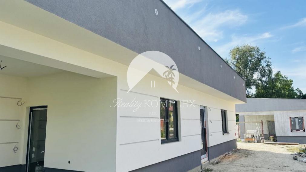 !!IBA U NÁS!! Reality KOMPLEX s.r.o., Vám ponúka na PREDAJ novostavbu 4 - izbového rodinného domu pred dokončením v meste Kolárovo
