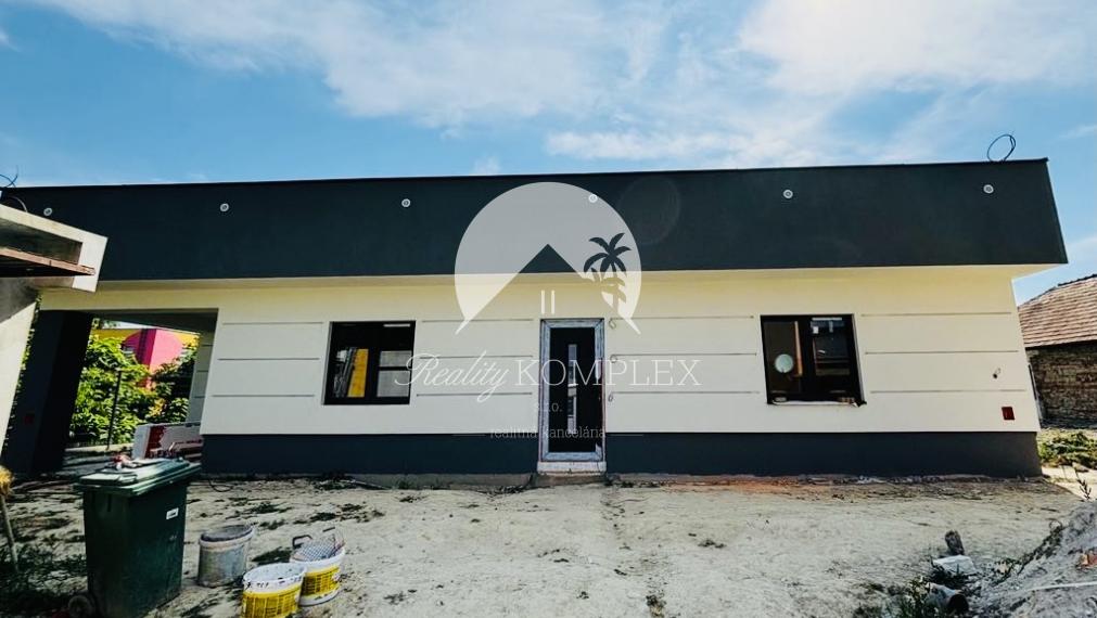 Reality KOMPLEX s.r.o., Vám ponúka na PREDAJ novostavbu 4 - izbového rodinného domu pred dokončením v meste Kolárovo.