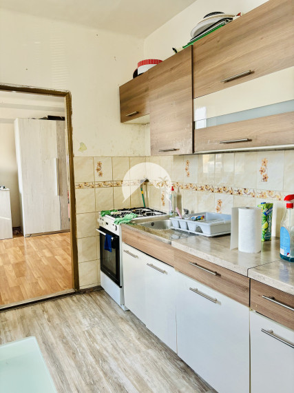 Exkluzívne iba u nás Vám Reality KOMPLEX s.r.o., ponúka na predaj 1 izbový byt iba pár metrov od absolútneho centra Mesta Komárno.