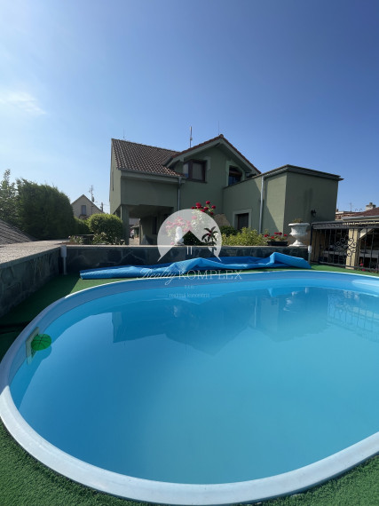 Reality KOMPLEX s.r.o., Vám ponúka RODINNÝ DOM s menším vedlajším domom a bazénom Na PREDAJ