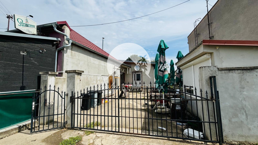 Reality KOMPLEX s.r.o., Vám  EXKLUZÍVNE ponúka na predaj čiastočne zrekonštruovaný rodinný dom, aj na podnikateľské účely v obci Zemné