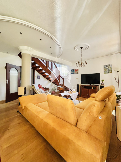 Exkluzívne IBA U NÁS Vám Reality komplex s.r.o., ponúka elagantný, úplne rekonštruovaný 4 izbový rodinný dom  v obľubenej lokalite  Mesta Komárno !