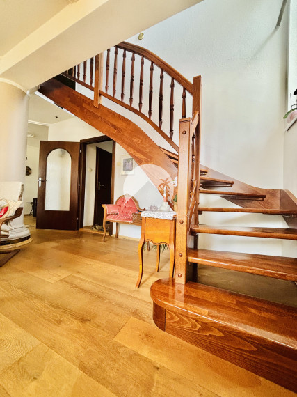 Exkluzívne IBA U NÁS Vám Reality komplex s.r.o., ponúka elagantný, úplne rekonštruovaný 4 izbový rodinný dom  v obľubenej lokalite  Mesta Komárno !