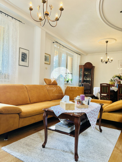 Exkluzívne IBA U NÁS Vám Reality komplex s.r.o., ponúka elagantný, úplne rekonštruovaný 4 izbový rodinný dom  v obľubenej lokalite  Mesta Komárno !