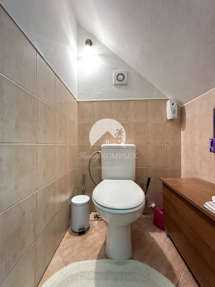 Reality KOMPLEX s.r.o. Vám ponúka EXKLUZÍVNE  na predaj rodinný dom s hospodárskymi budovami v obci Vozokany okr.Galanta