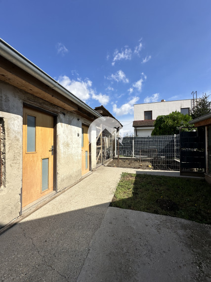 Reality KOMPLEX s.r.o. Vám ponúka EXKLUZÍVNE  na predaj rodinný dom s hospodárskymi budovami v obci Vozokany okr.Galanta