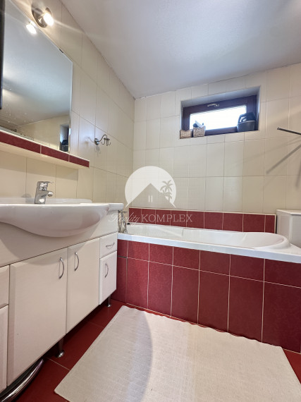 Reality KOMPLEX s.r.o. Vám ponúka EXKLUZÍVNE  na predaj rodinný dom s hospodárskymi budovami v obci Vozokany okr.Galanta