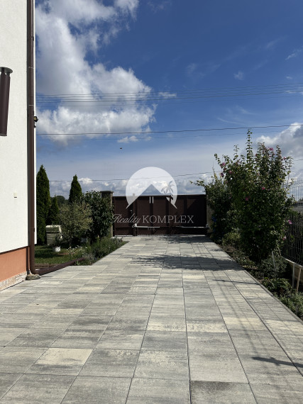 Reality KOMPLEX s.r.o. Vám ponúka EXKLUZÍVNE  na predaj rodinný dom s hospodárskymi budovami v obci Vozokany okr.Galanta