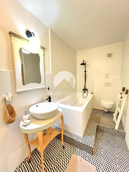 Velká zľava!!! -14.000€ Reality KOMPLEX s.r.o. Vám ponúka na PREDAJ priestranný, zrekonštruovaný 3izbový byt  vo vidieckom štýle vo vyhľadávanej  lokalite Komárna!!!