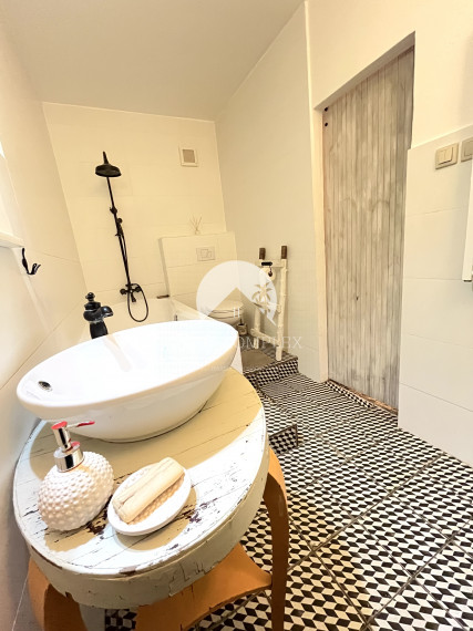 Velká zľava!!! -14.000€ Reality KOMPLEX s.r.o. Vám ponúka na PREDAJ priestranný, zrekonštruovaný 3izbový byt  vo vidieckom štýle vo vyhľadávanej  lokalite Komárna!!!