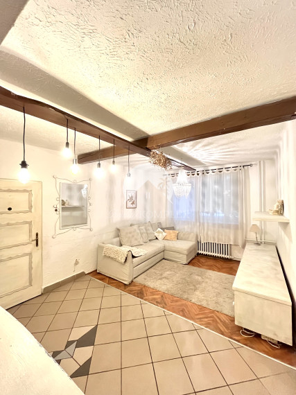 Velká zľava!!! -14.000€ Reality KOMPLEX s.r.o. Vám ponúka na PREDAJ priestranný, zrekonštruovaný 3izbový byt  vo vidieckom štýle vo vyhľadávanej  lokalite Komárna!!!