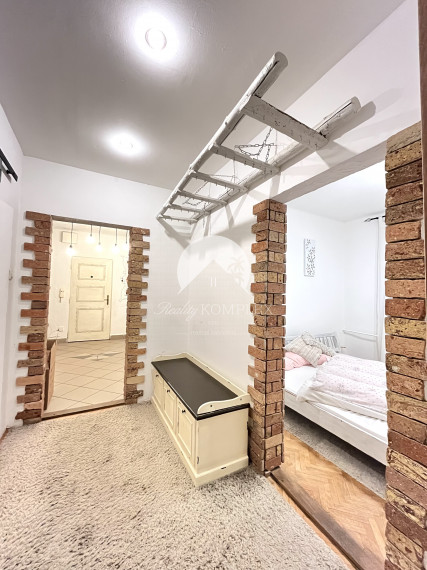 Velká zľava!!! -14.000€ Reality KOMPLEX s.r.o. Vám ponúka na PREDAJ priestranný, zrekonštruovaný 3izbový byt  vo vidieckom štýle vo vyhľadávanej  lokalite Komárna!!!