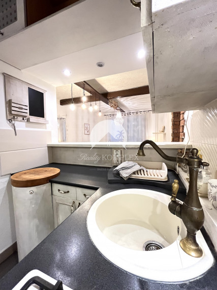 Velká zľava!!! -14.000€ Reality KOMPLEX s.r.o. Vám ponúka na PREDAJ priestranný, zrekonštruovaný 3izbový byt  vo vidieckom štýle vo vyhľadávanej  lokalite Komárna!!!