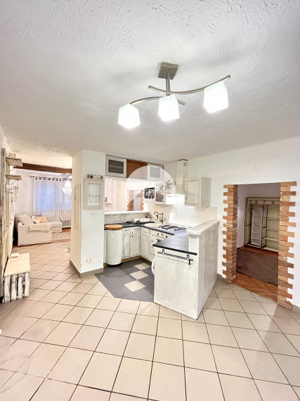 Velká zľava!!! -14.000€ Reality KOMPLEX s.r.o. Vám ponúka na PREDAJ priestranný, zrekonštruovaný 3izbový byt  vo vidieckom štýle vo vyhľadávanej  lokalite Komárna!!!