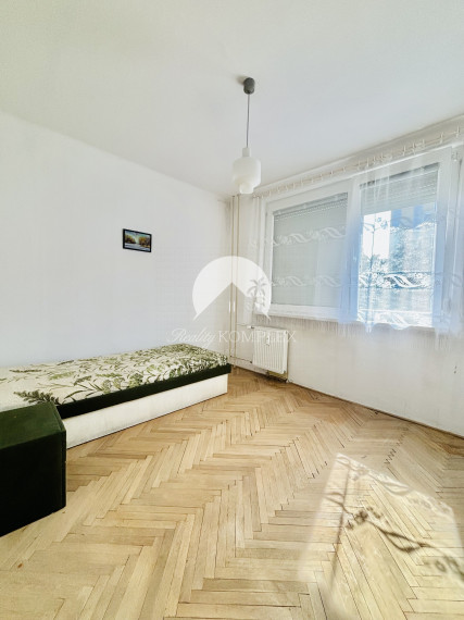 Exkluzívne iba u nás Vám Reality KOMPLEX s.r.o., ponúka na prenájom čiastočne rekonštruovaný  2  izbový byt blízko od centra Mesta Komárno.