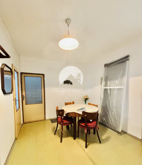 Exkluzívne iba u nás Vám Reality KOMPLEX s.r.o., ponúka na prenájom čiastočne rekonštruovaný  2  izbový byt blízko od centra Mesta Komárno.