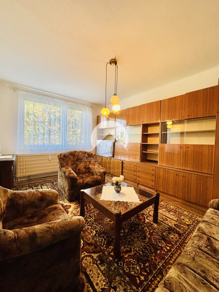 Exkluzívne iba u nás Vám Reality KOMPLEX s.r.o., ponúka na prenájom čiastočne rekonštruovaný  2  izbový byt blízko od centra Mesta Komárno.