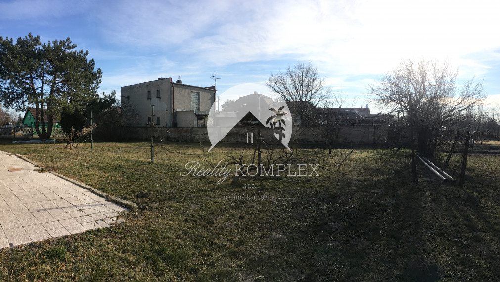 Reality Komplex s.r.o. Vám exkluzívne ponúka na PREDAJ poschodový rodinný dom s obrovským pozemkom v obci Tôň, blízko Komárna!