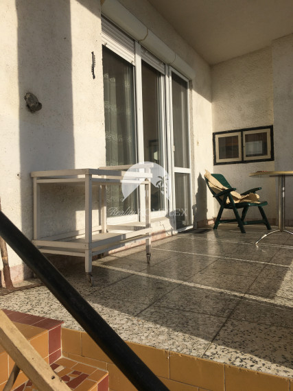 Reality Komplex s.r.o. Vám exkluzívne ponúka na PREDAJ poschodový rodinný dom s obrovským pozemkom v obci Tôň, blízko Komárna!