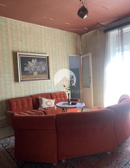 Reality Komplex s.r.o. Vám exkluzívne ponúka na PREDAJ poschodový rodinný dom s obrovským pozemkom v obci Tôň, blízko Komárna!