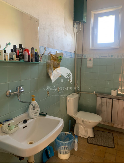 Reality Komplex s.r.o. Vám exkluzívne ponúka na PREDAJ poschodový rodinný dom s obrovským pozemkom v obci Tôň, blízko Komárna!