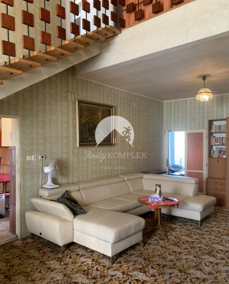 Reality Komplex s.r.o. Vám exkluzívne ponúka na PREDAJ poschodový rodinný dom s obrovským pozemkom v obci Tôň, blízko Komárna!