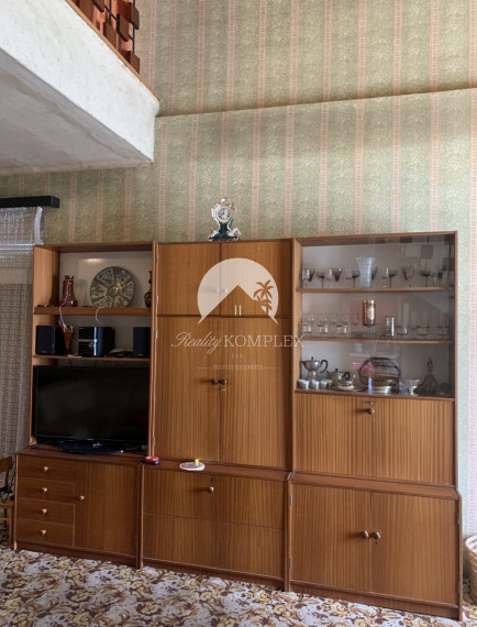 Reality Komplex s.r.o. Vám exkluzívne ponúka na PREDAJ poschodový rodinný dom s obrovským pozemkom v obci Tôň, blízko Komárna!