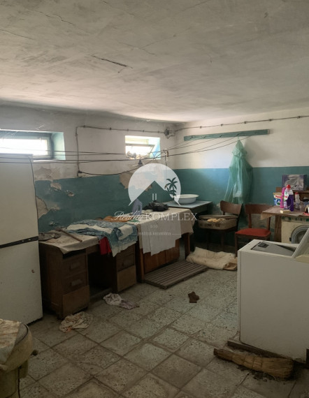 Reality Komplex s.r.o. Vám exkluzívne ponúka na PREDAJ poschodový rodinný dom s obrovským pozemkom v obci Tôň, blízko Komárna!