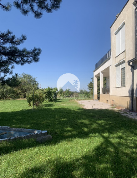 Reality Komplex s.r.o. Vám exkluzívne ponúka na PREDAJ poschodový rodinný dom s obrovským pozemkom v obci Tôň, blízko Komárna!