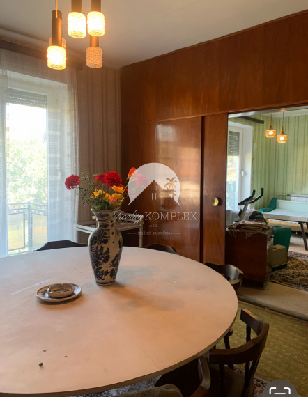 Reality Komplex s.r.o. Vám exkluzívne ponúka na PREDAJ poschodový rodinný dom s obrovským pozemkom v obci Tôň, blízko Komárna!