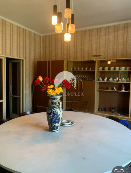 Reality Komplex s.r.o. Vám exkluzívne ponúka na PREDAJ poschodový rodinný dom s obrovským pozemkom v obci Tôň, blízko Komárna!